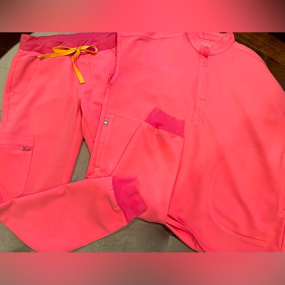 FIGS SCRUB SET—limited edition color—NEON PINK—XXS